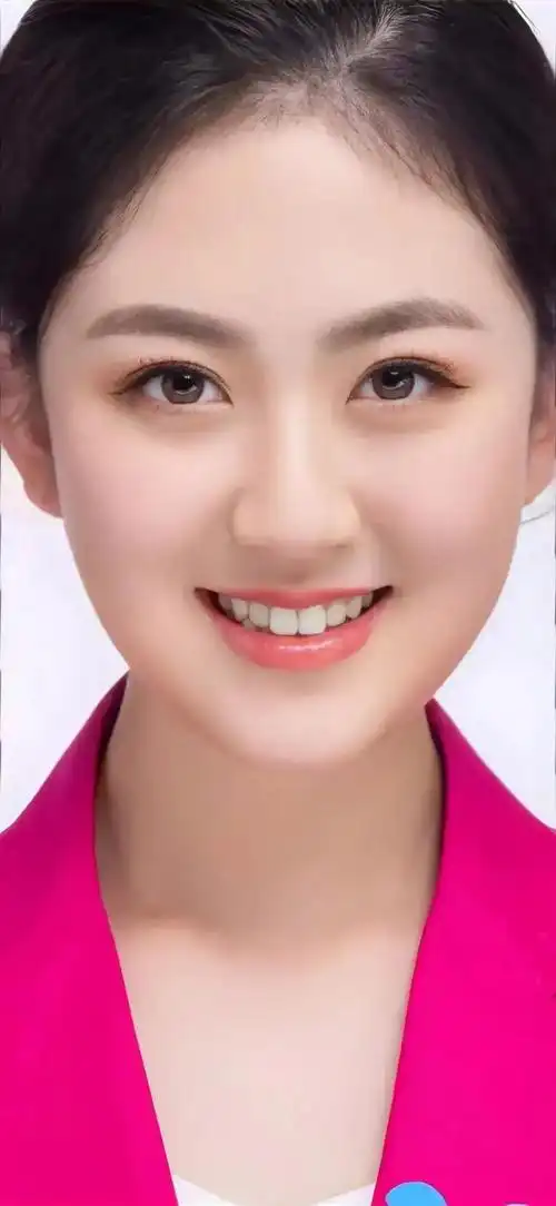 眼睛里有光,酒窝里有笑,就是一个人最好的状态