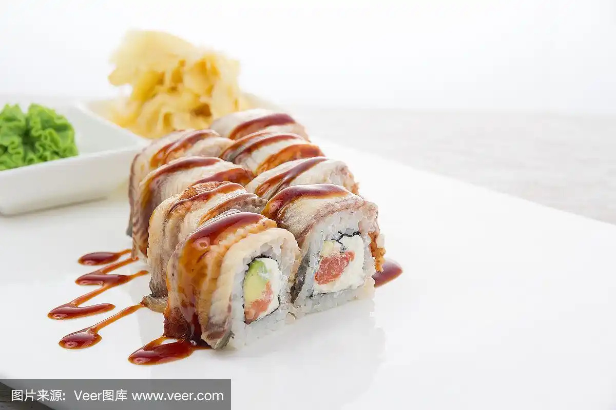 鳗鱼寿司卷在白色盘子上