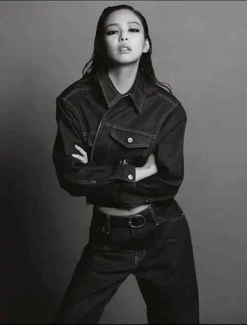 「jennie」ck内衣大片曝光!烟熏妆 湿发,你顶得住啊?