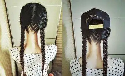 这款短发从正前方看过去是精致的西瓜头发型,但是后脑勺以及耳朵上方