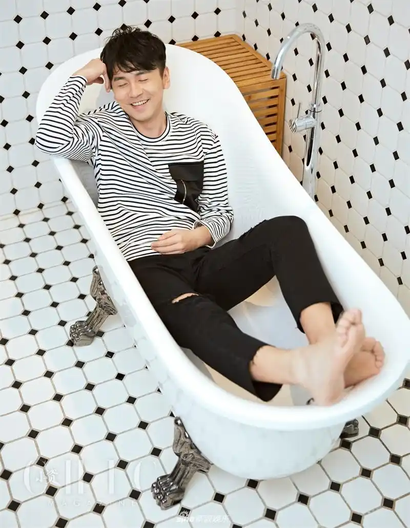 组图:《我不是精英》将播 雷佳音变片警开启精英之路