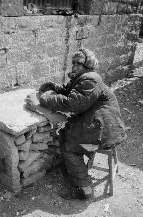 罕见老照片:70年代农村光棍,在孤独中渐渐老去