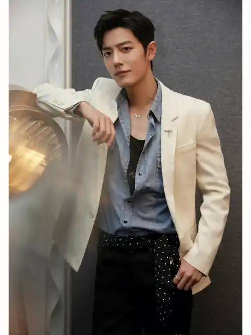 来一组帅气的照片欣赏一下肖战的美貌