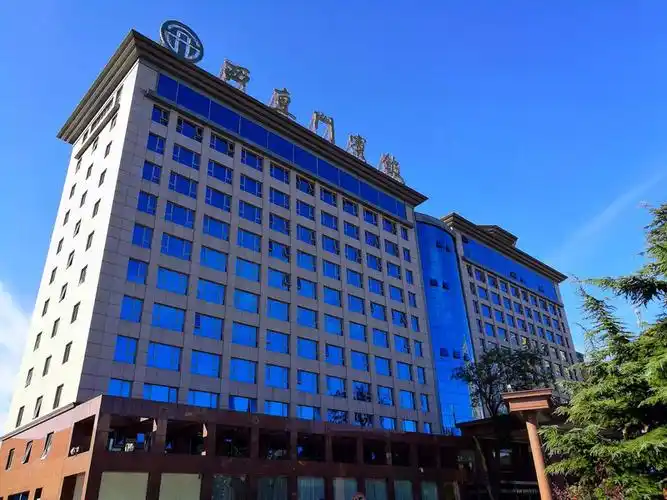 西直门宾馆的地理位置较高,介于地铁4号线的新街口站和西直门站之间