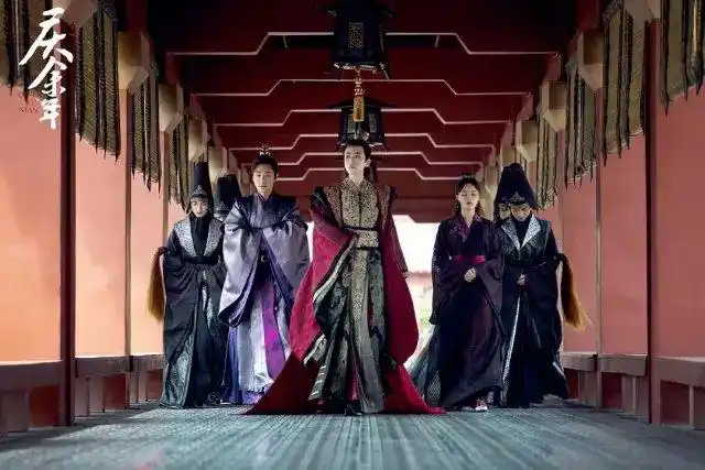 《庆余年》中北齐太后造型 秦汉时期延续先秦了"深衣制",服装特点