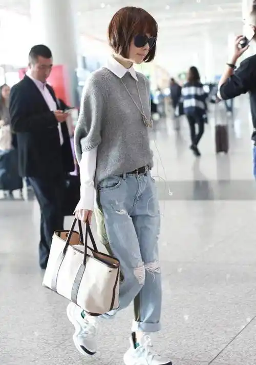 49岁鲁豫的时尚难懂,瘦得出奇偏穿拖地牛仔裙,脚踩雨靴欣赏不来_身材