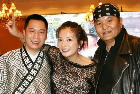 赵薇黄有龙亲密逛街被拍 低头私语默契十足(组图) - 青岛新闻网