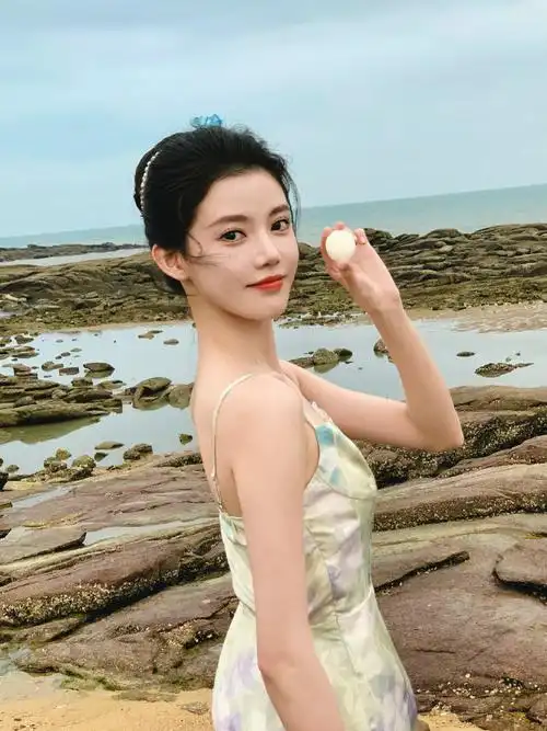 孙珍妮说请你一起吹吹延迟的海风##孙珍妮珍珠花朵发饰