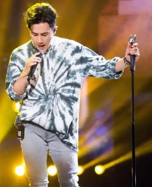 刘恺威近照公开,分手后美回小鲜肉,杨幂看到这不得后悔?