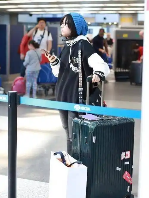 张子枫机场终于不穿阔腿裤了,戴针织帽配马丁靴,冬季风模式太酷_蓝色