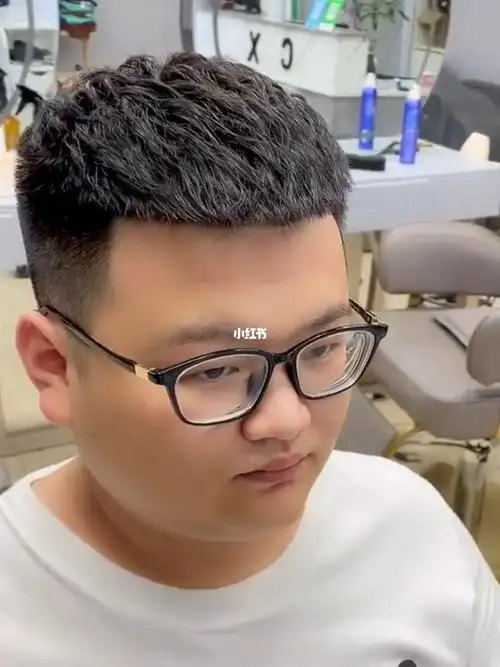 男生夏季短发瓜子头