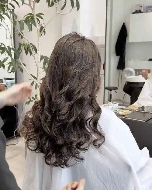 最美女发来袭:长发耳下大卷烫发,优雅时尚尽显气质