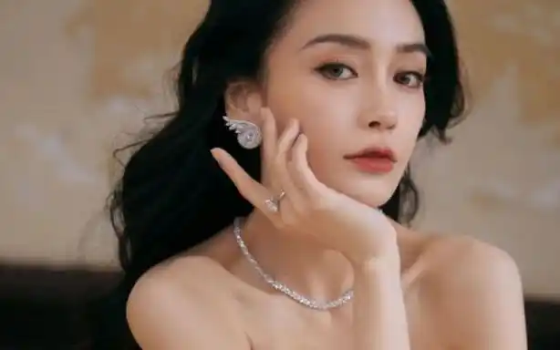 杨颖亮片抹胸纱裙仙气十足,宛如在逃公主!