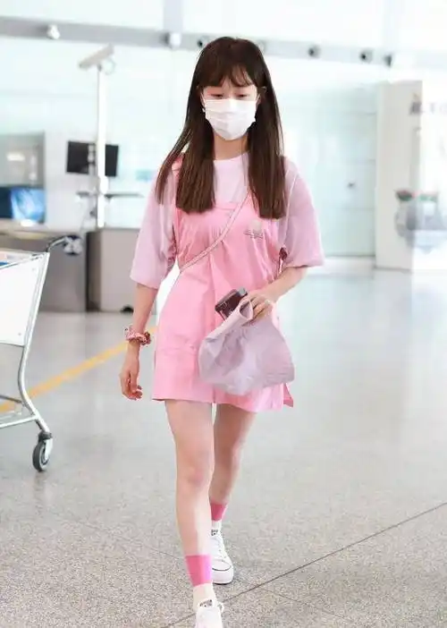 原创李子璇粉色背心刚过臀部秀美腿俏皮吸睛配同色系袜子更美了