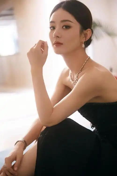 想看赵丽颖美美的长裙快来看这张照片