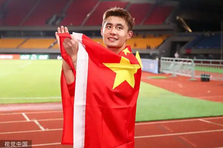 孙沁涵身披国旗庆祝胜利.