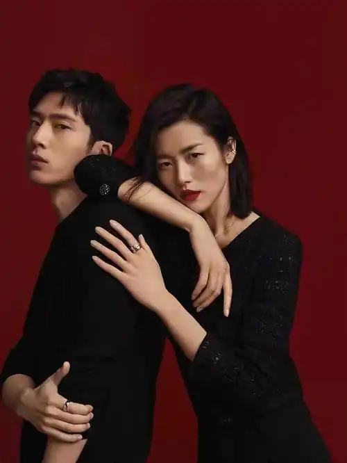 前几天刷微博,刷到刘雯井柏然表姐终于有绯闻了,而且还是有衣品的