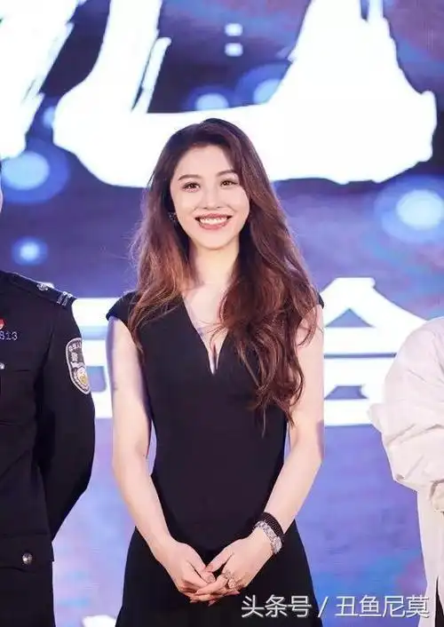 刘翔吴莎机场秀恩爱前妻出席活动美到炸网友飞人会不会后悔