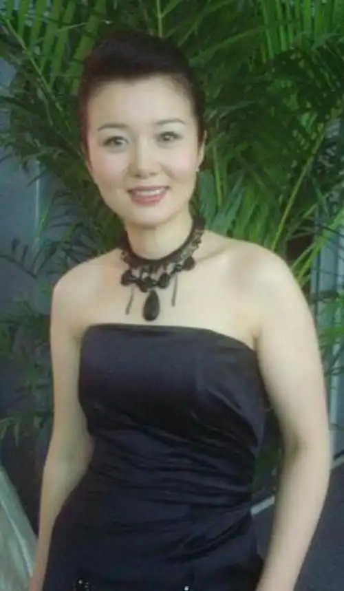 王丽云晒27年前珍贵旧照,郑卫莉颜值惊人,与继子杜淳关系微妙_腾讯