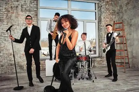 排练音乐会演出的一群国际音乐家.歌手,拉姆,吉他手照片