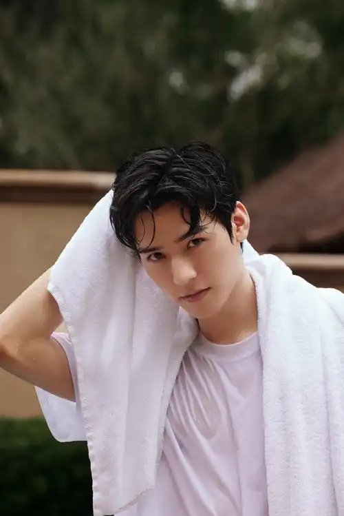 组图:龚俊湿身泳池大片显腹肌轮廓 工作室调侃:就等今天呢_高清图集