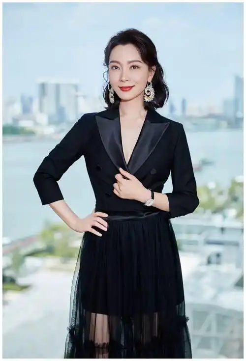 原创42岁陈数剪短发很高级一袭黑色西服黑色半身裙减龄又时髦