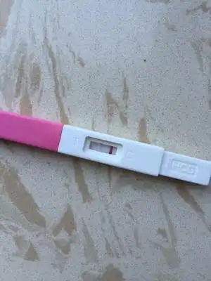 验孕棒两条颜色会一样深啊!这是我今天测的!一深一浅!应该也就是两周!