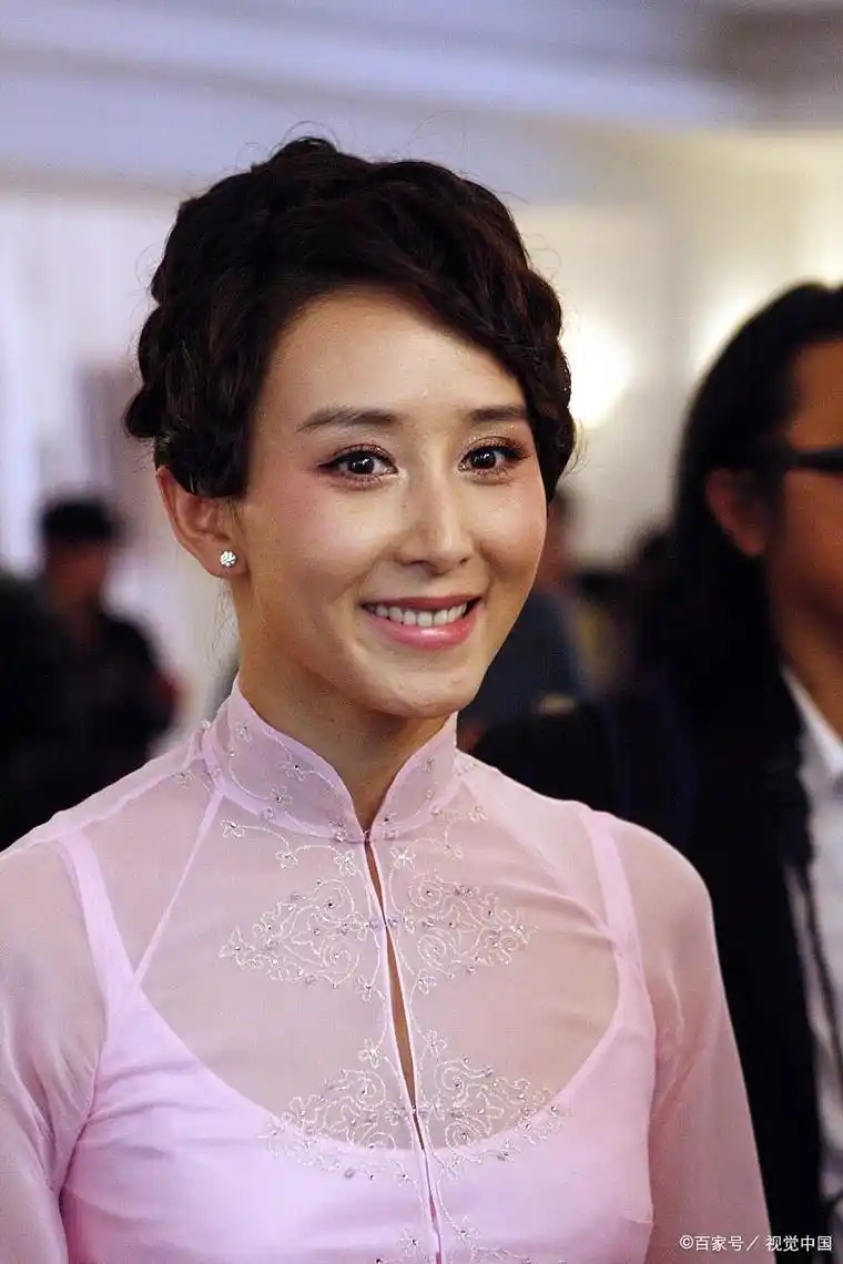 胡静年轻时觉得很漂亮,上了年纪后,就觉得她的脸有一种很不自然的感觉