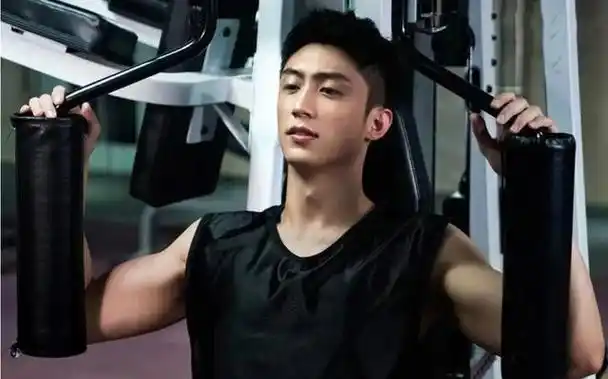 他拥有你能想象到的所有肌肉.常年健身,腹肌胸肌肱二头肌.