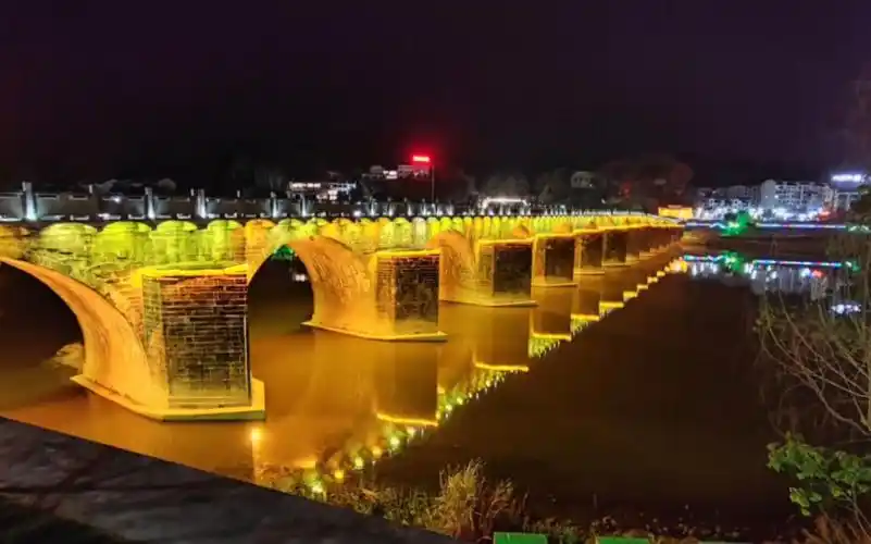 歙县太平桥是一座古桥,它直通徽州古城,横跨在练江之上,一头连着群山