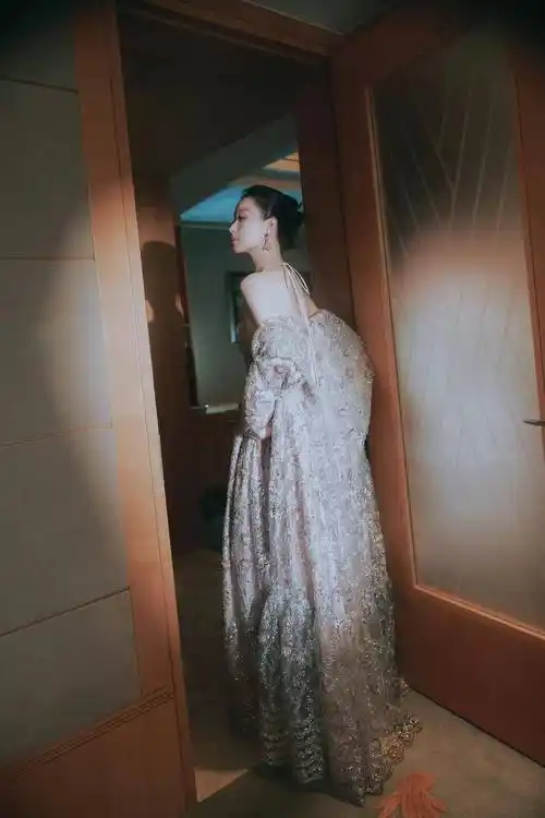 倪妮冻得发抖娜扎下楼梯封神,热巴同款卡戴珊身材辣翻_礼服_中国_时尚