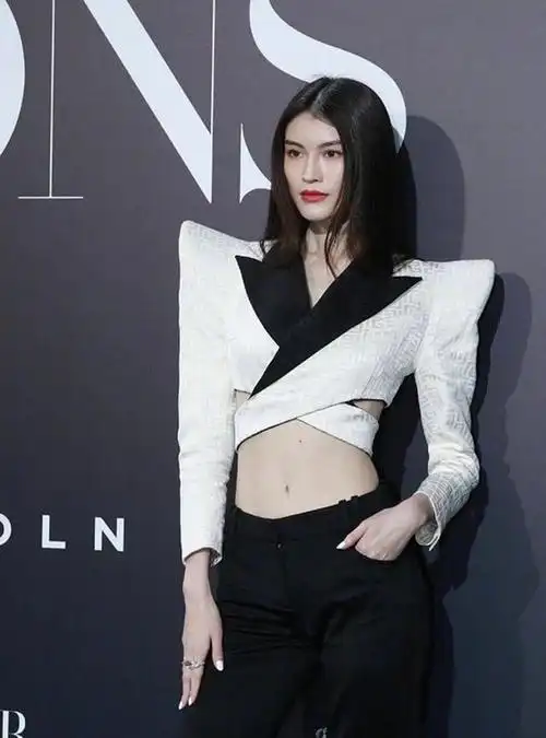 张小斐穿高定不大气,ab穿粉裙被冻惨,何穗站姿霸气|超模|杨颖|奚梦瑶