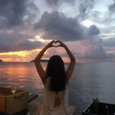 海边氛围感ins风侧面女生头像 干净好看的日暮温柔微信女头_女生头像