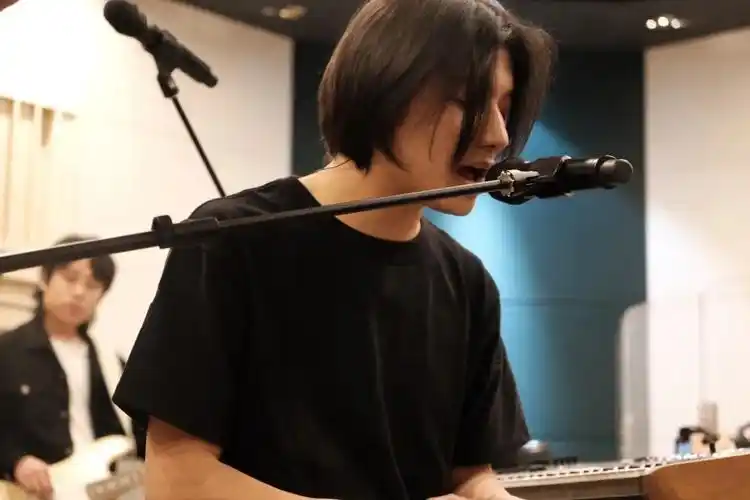 专访达闻西 | 愿崭露锋芒,但不将批判当武器【附赠书福利】