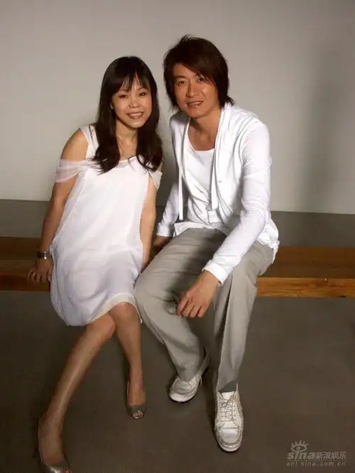 组图:游鸿明牵手彭佳慧 演绎柔情《夫妻脸》