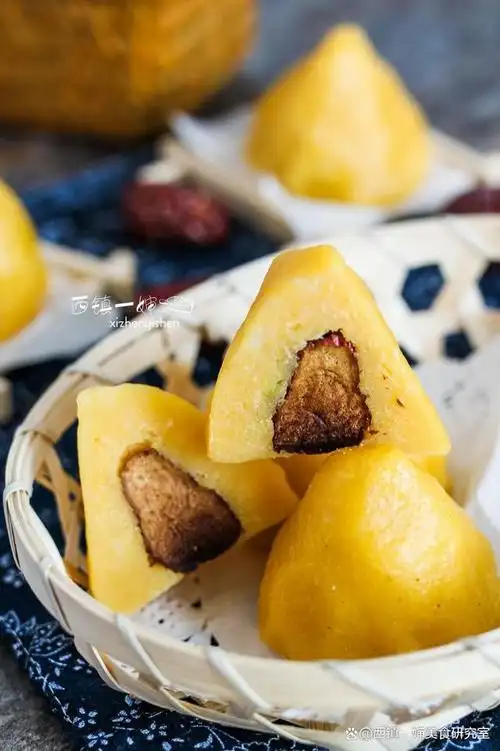 这首老歌让很多人想起了旧社会穷苦人家啃窝窝头的苦日子