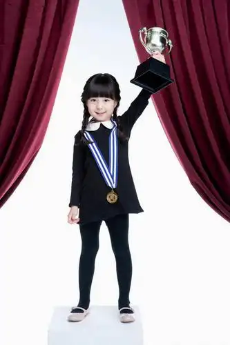 东方人,儿童,一个人,站,举,竖图,室内,白天,白色背景,正面,裙子,纯洁