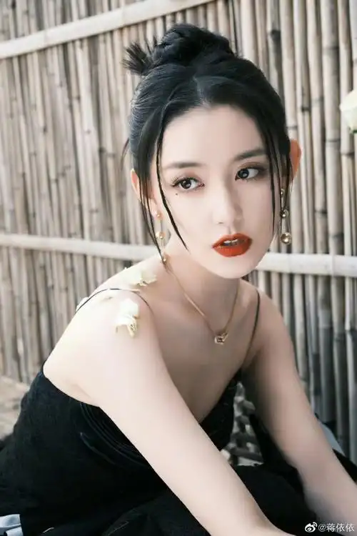 蒋依依礼服裙随拍