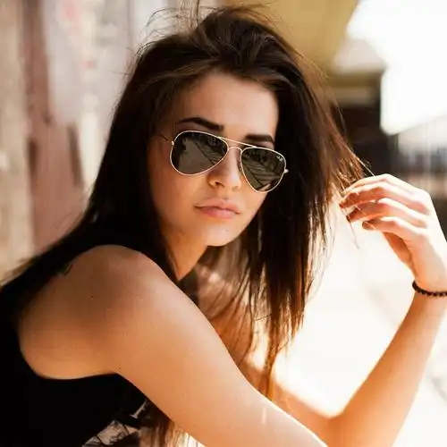 欧美简约风格个性美女图片