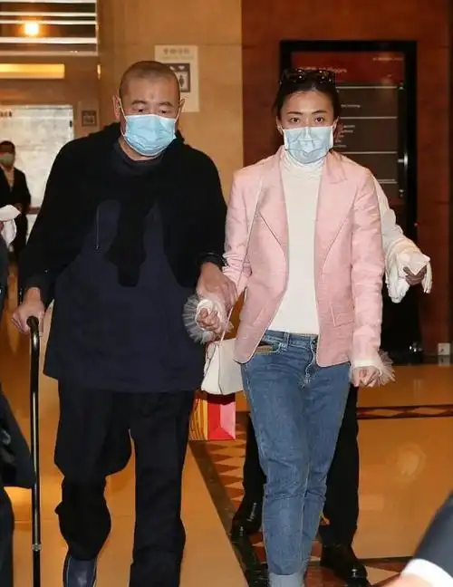 刘銮雄现身黎明演唱会没有戴口罩精神焕发与甘比起舞