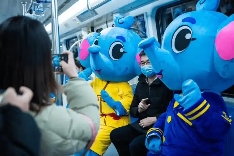 郑州地铁吉祥物---小象"晶晶"也在地铁空间中首次露面.