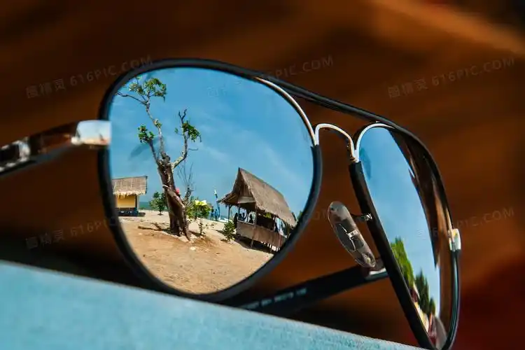 眼镜镜片反射出的风景特写高清图片