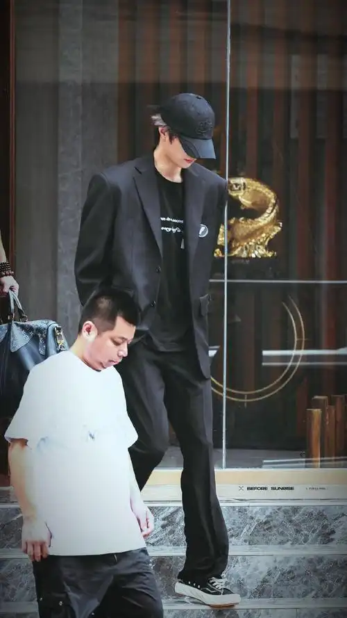 刘耀文穿西装帆布鞋,踩我心坎上了,肩宽腿长衣架子