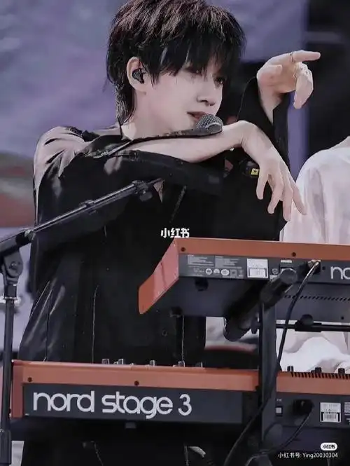 贺峻霖帅气图片