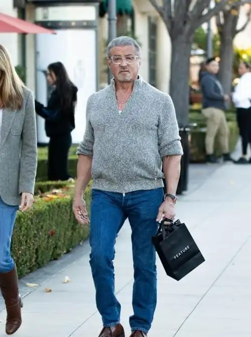 史泰龙满头银发和妻子买珠宝还手拉手秀恩爱,三个女儿个个像超模|好莱