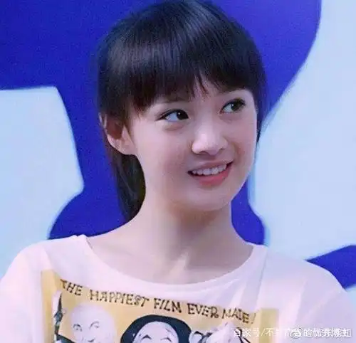 18岁的郑爽 一身白色连衣裙录制快乐大本营,太清纯好看了