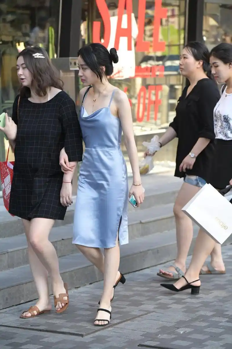 蓝色真丝吊带连衣裙,高级感十足#身材好要穿出来# #时尚街拍