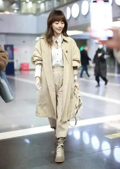 张嘉倪启程米兰时装周,在机场拍摄了一组照片流出,穿了一身卡其色风衣