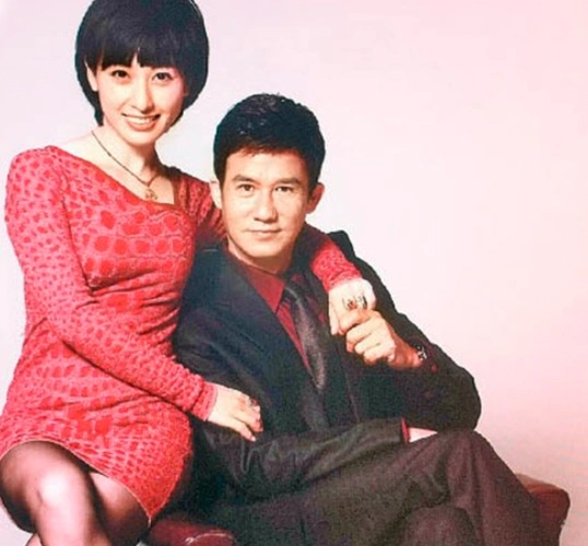 61岁李子雄带3岁幼子游泳同框被指像爷孙家中还有小23岁娇妻