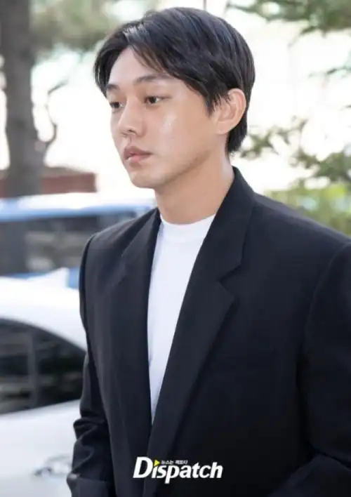 27日上午,刘亚仁一袭黑色西装亮相,面对镜头一言不发,没有接受记者的